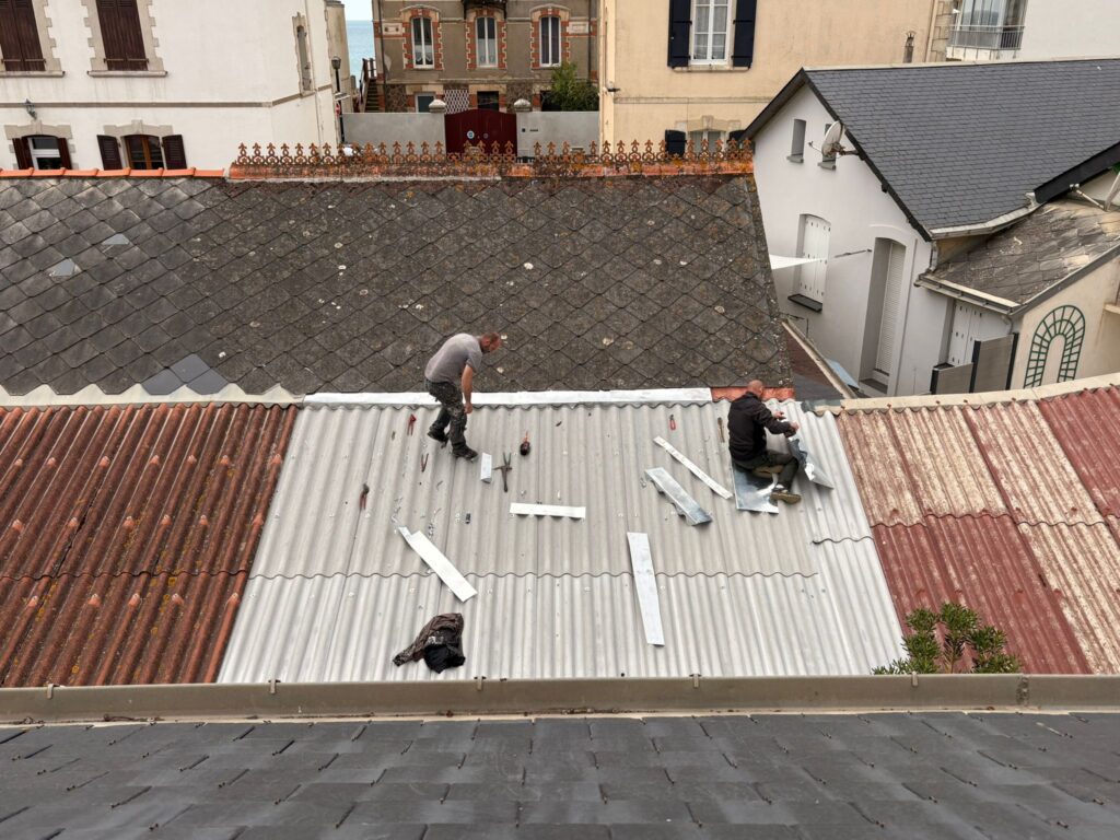 Artisans couvreurs Onyx Couverture en plein travail de zinguerie et étanchéité sur un chantier à Saint-Herblain, près de Nantes
